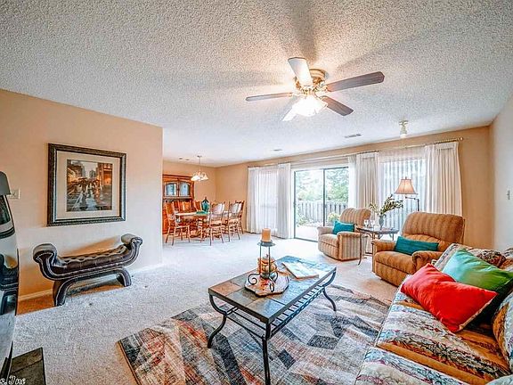 5th image of 124 Corporate Ter APT 18D