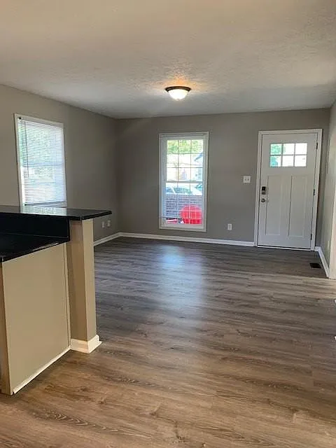 6 bed, 2028 sqft, $4,900 — Photo 2