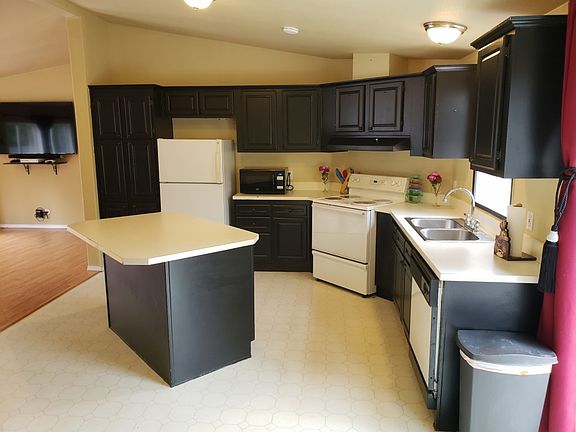 4th image of 476 Hilltop Dr