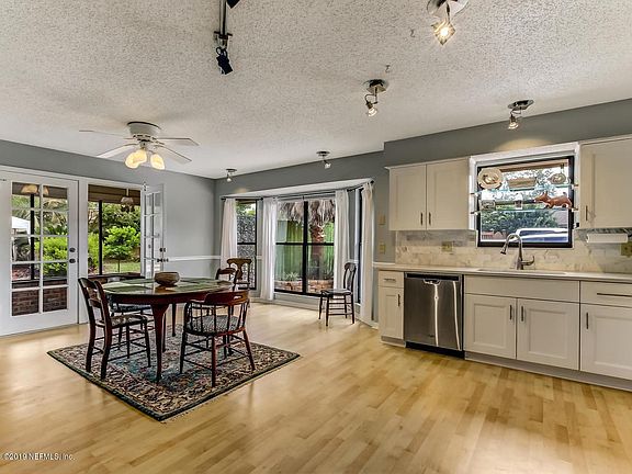 VERY Large Eat-in Kitchen Space