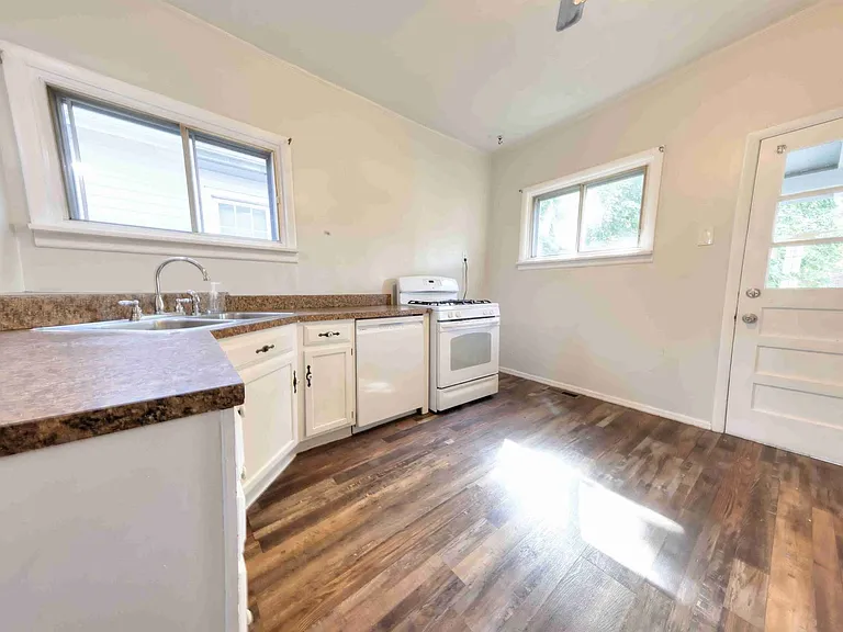 3810 Neosho St — Photo 5