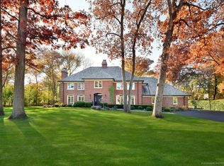 330 N Mayflower Rd, Lake Forest, IL 60045