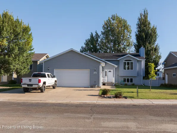 1161 6th St E, Dickinson, ND 58601