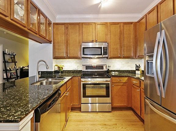 5th image of 1629 S Prairie Ave #2402