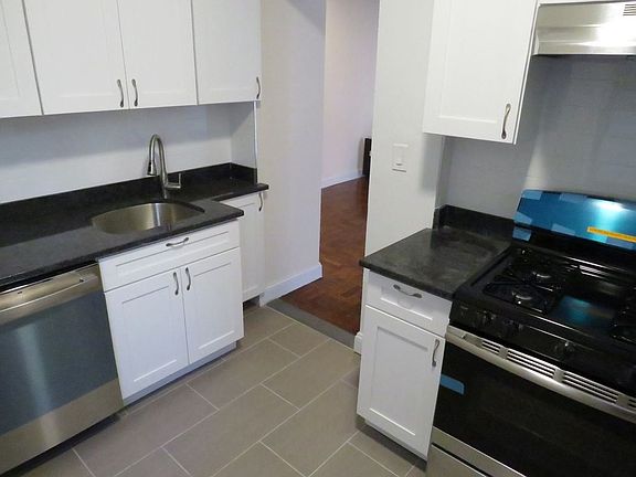 2nd image of 3215 Arlington Ave APT 1J