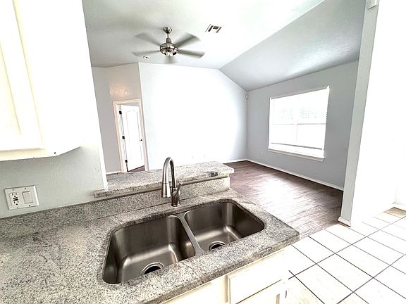 5th image of 601 NW 114th St