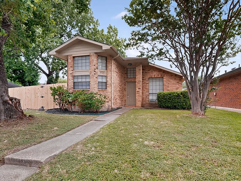 2521 Winter Oak St — Photo 3