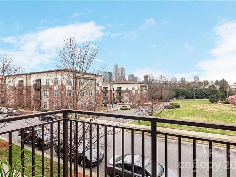 744 Seigle Point Dr — Photo 1