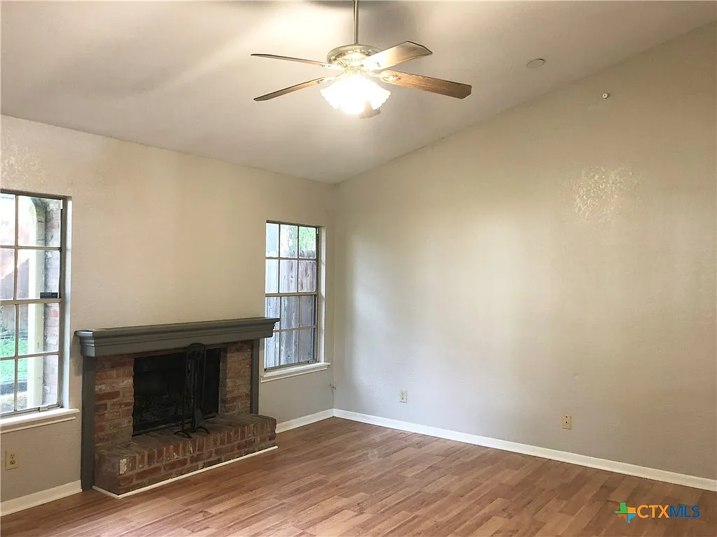 Building Photo - 615 Burleson St #4