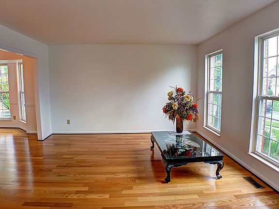 2nd image of 437 Kilkenny Ct