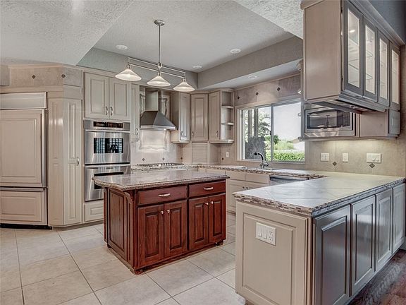 4th image of 851 Broadmoor Dr