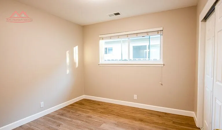 868 Miller Ave — Photo 5