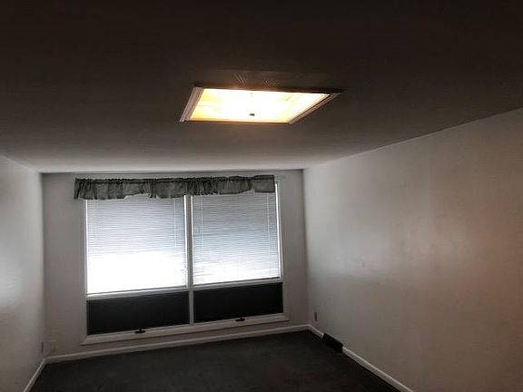 4th image of 801 E Republic Ave