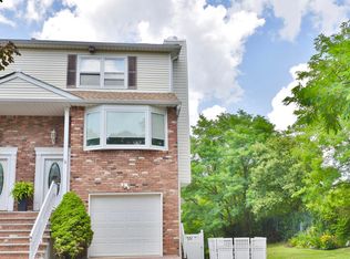 104 Willowwood Ln, Staten Island, NY 10308