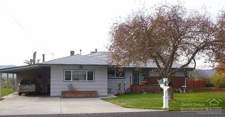 1st image of 895 NE Crest Dr