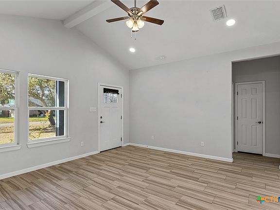 5th image of 930 Redwood Ave