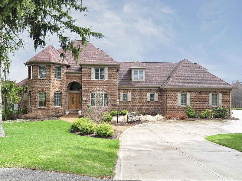 Lovely Lindwood home built by Pellis with great attention to detail throughout.