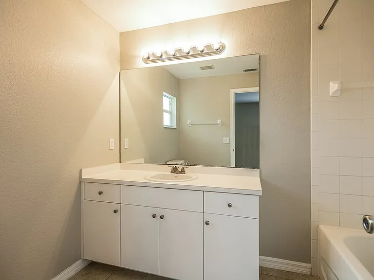 4417 SW 7th Ave — Photo 10