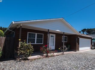 808 10th St SW, Bandon, OR 97411
