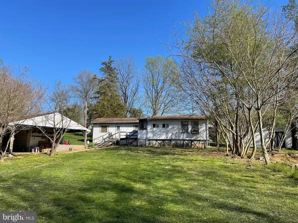 459 Burnside Dr, Falling Waters, WV 25419