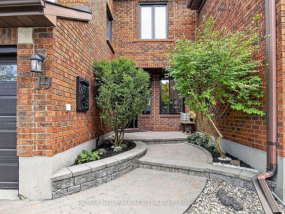 2nd image of 19 Windeyer Cres