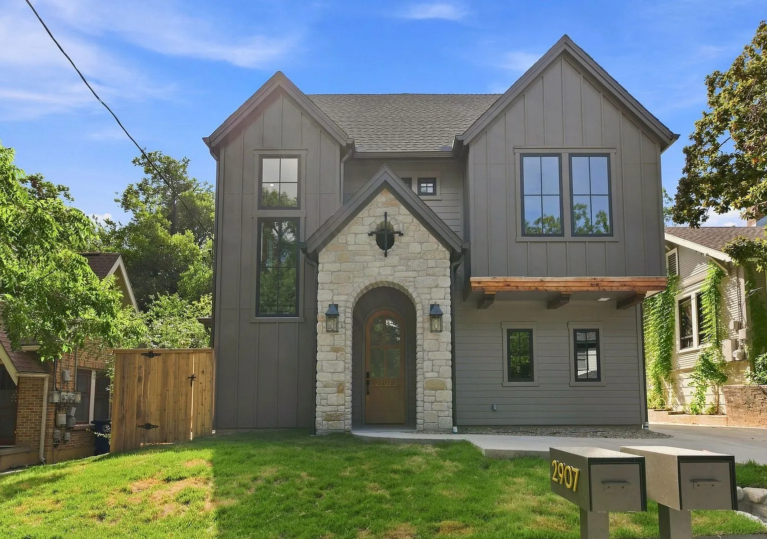 2907 Beanna Street — Photo 1