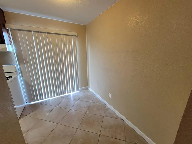 103 E 2nd St #1 — Photo 4
