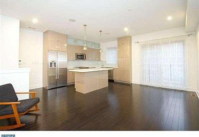 5th image of 832 S Swanson St