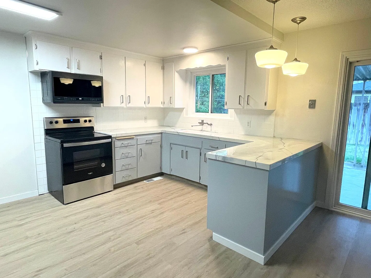 647 W Beverly Dr — Photo 2