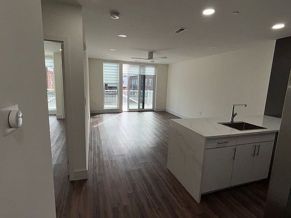 3rd image of 4910 Spruce St #212