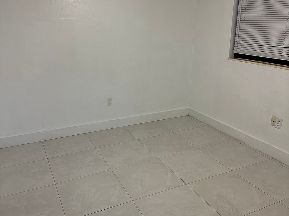 1st image of 117 NE 2nd Rd #1