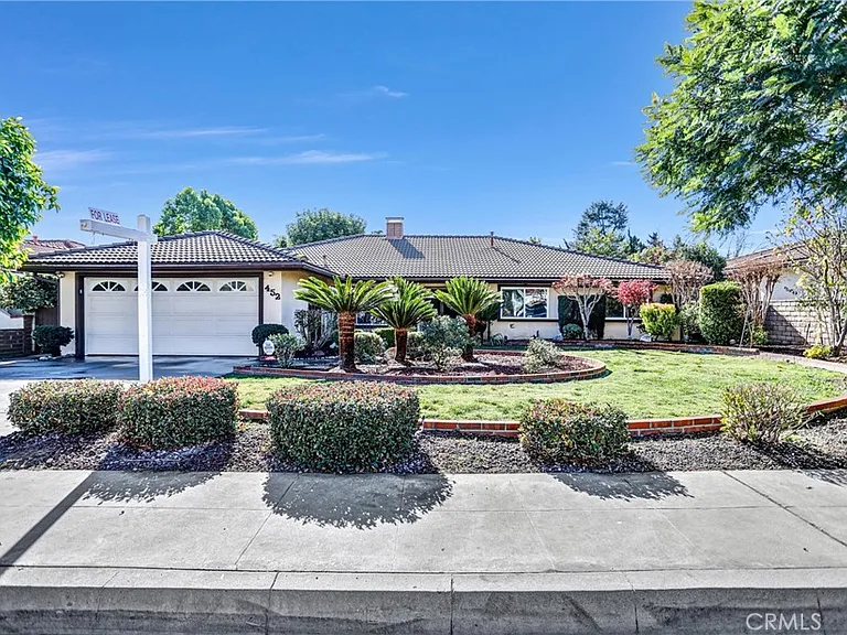 452 W Winnie Way — Photo 1