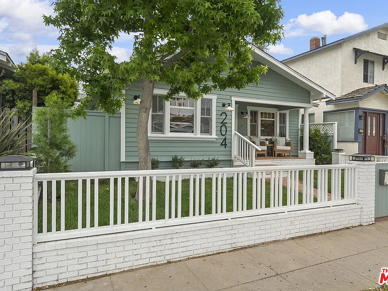204 S Broadway — Photo 30