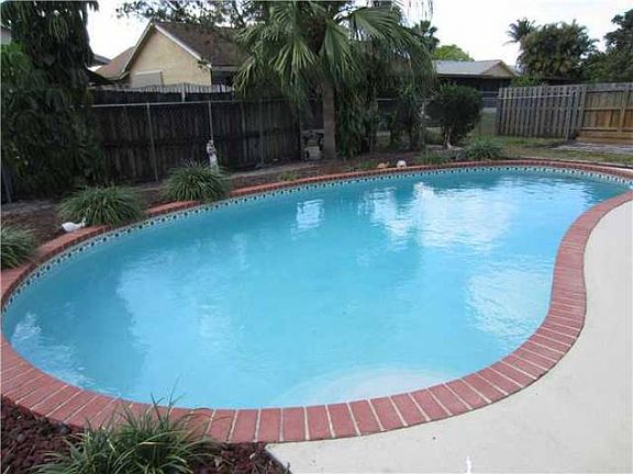 5th image of 7702 SW 7th Ct