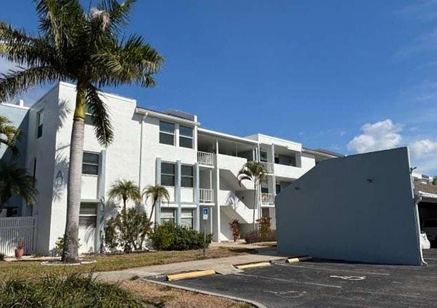 1st image of 5959 Winkler Rd APT 212