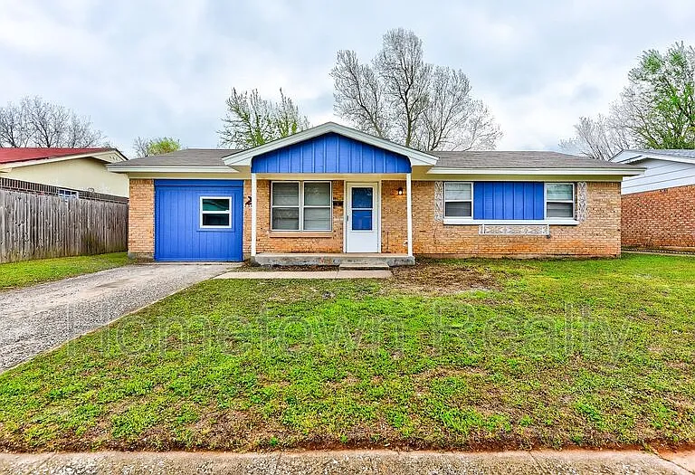 1308 McDonald Dr — Photo 1