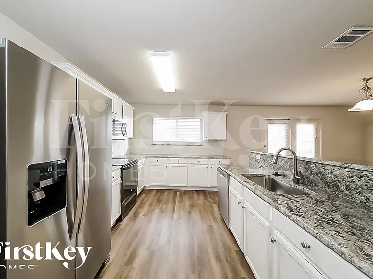 2136 Benning Way — Photo 6