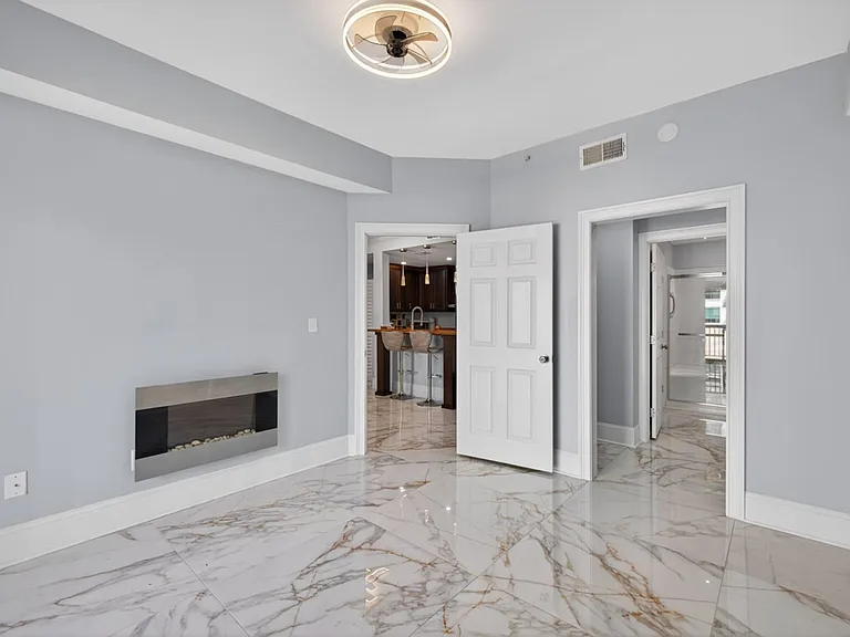 1075 Peachtree Walk NE — Photo 9