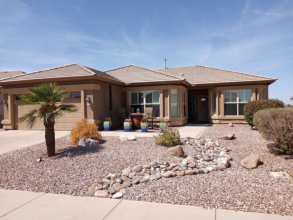 Front patio & entry