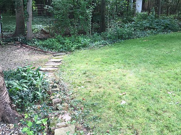 5th image of 1586 Maplegrove Rd