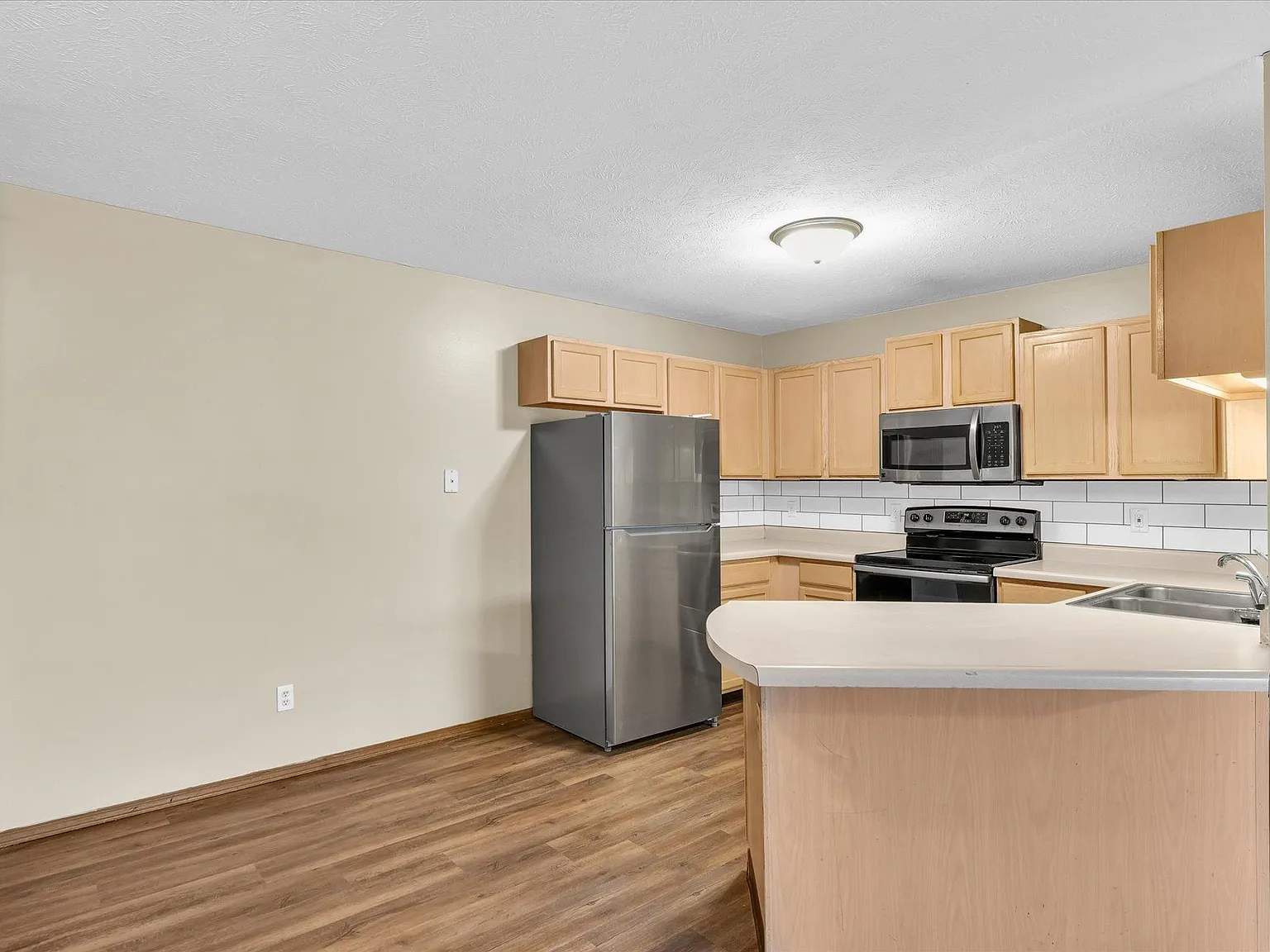 Rainbow Circle Apartments — Photo 4