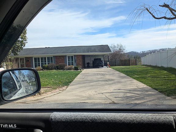 2nd image of 221 Oneida Ct