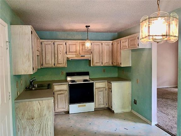 4th image of 1636 N Timberline Dr