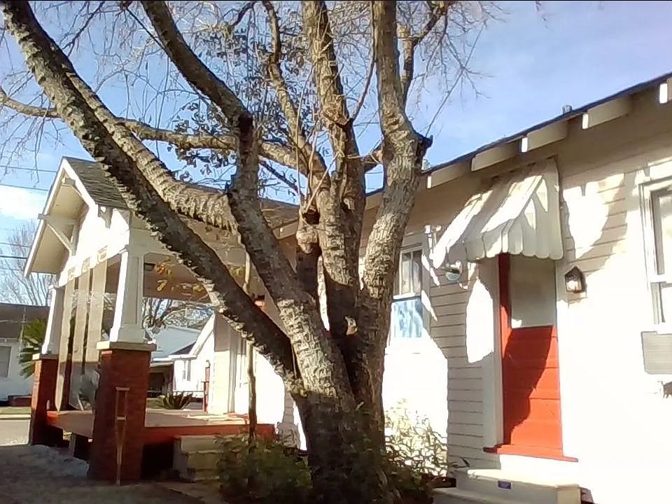 Craftsman style cottage with big front porch