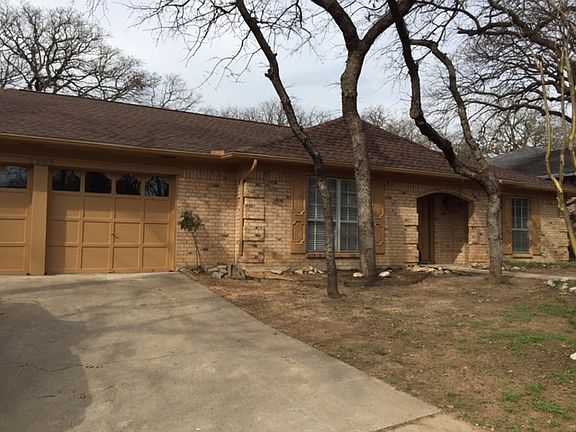 2nd image of 2209 Oakwood Ln