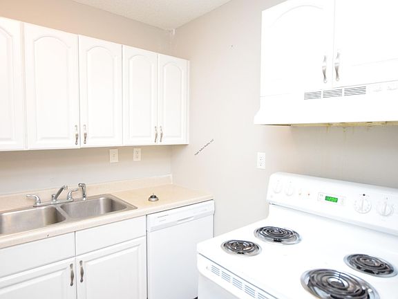 4th image of 100 McArthur St APT 18
