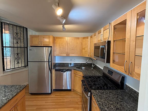 4th image of 1039 Lasalle St #4
