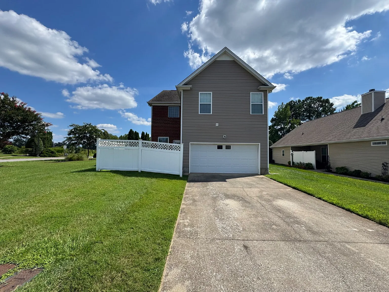 4 bed, 2.5 bath, 2340 sqft, $2,250 — Photo 4
