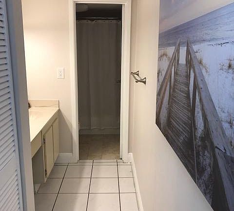 4th image of 2625 Collins Ave APT 510