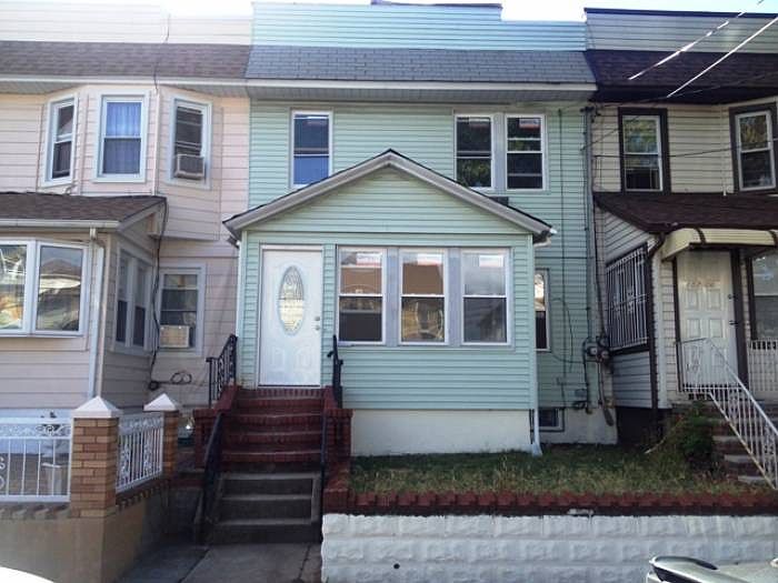 1st image of 10722 122nd St